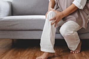 ภาวะหัวเข่ามีเสียง อาจเกิดได้จากการที่กล้ามเนื้อรอบข้อเลื่อนผ่านกระดูกอ่อน