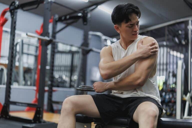 ผู้ชายออกกำลังกายแล้วปวดตัว เนื่องจากมีการใช้งานกล้ามเนื้อมากเกินไป