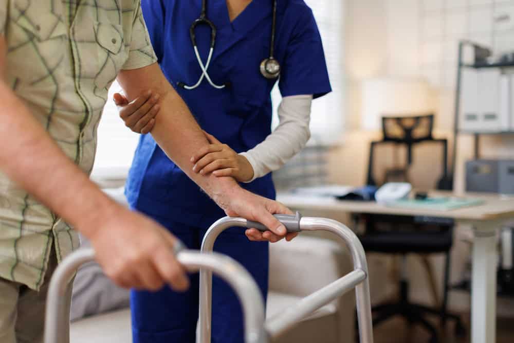 กระดูกเสื่อมในผู้สูงอายุ รักษาแบบมุ่งเน้นการฟื้นฟูโดยไม่ต้องผ่าตัด